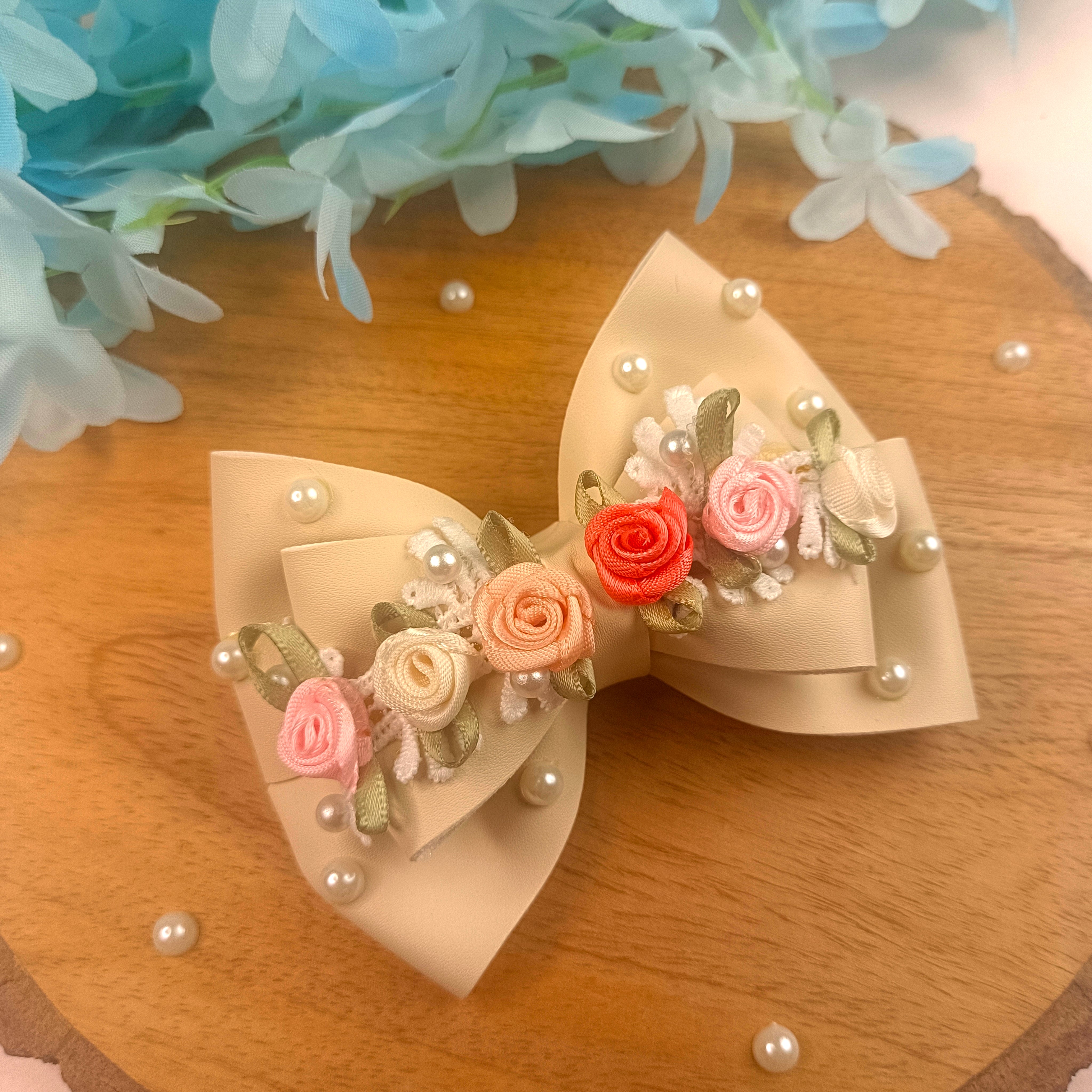 Cream Gulmohar Earthy Alligator Clip