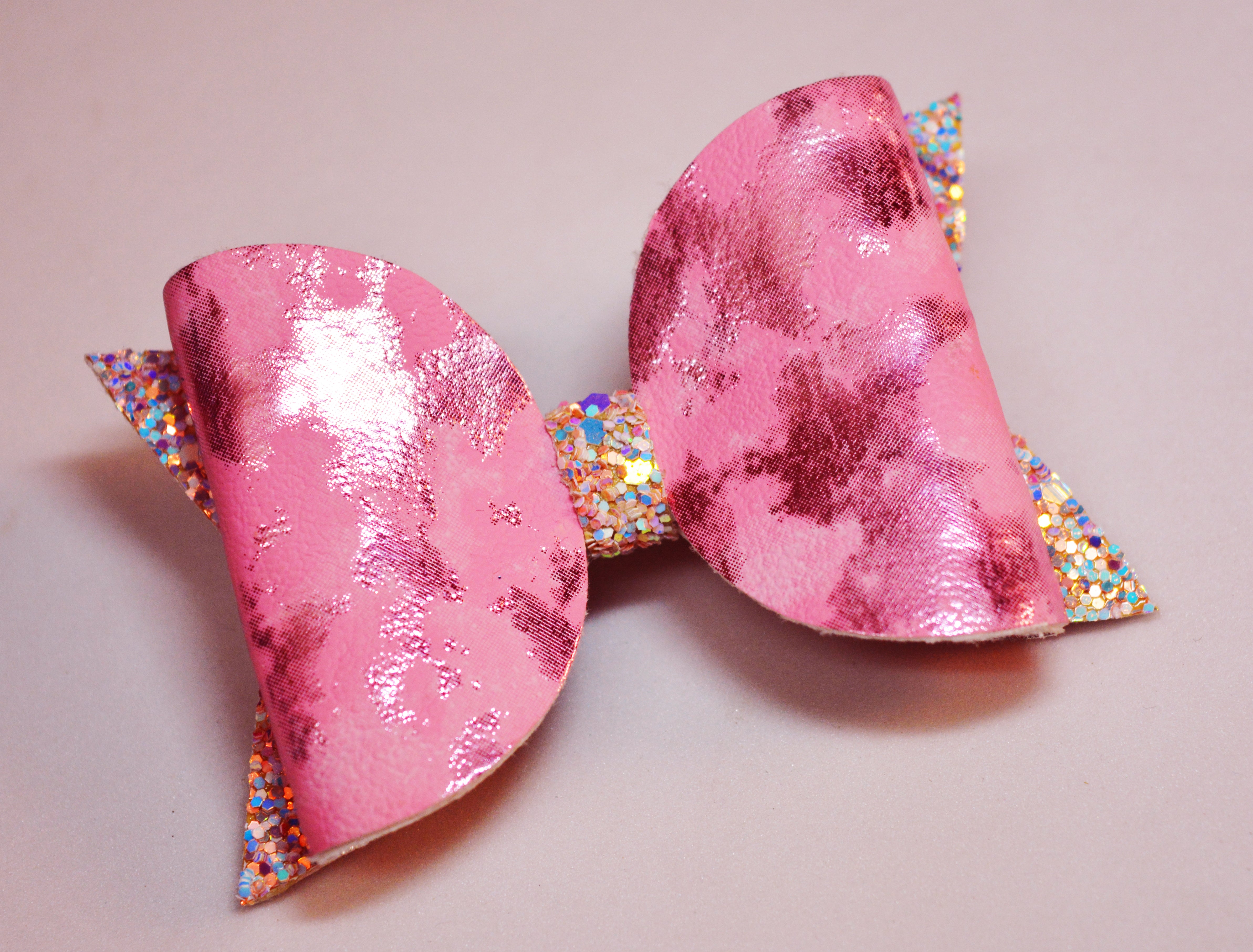 Bow with Arrow Clip - Distress Pink