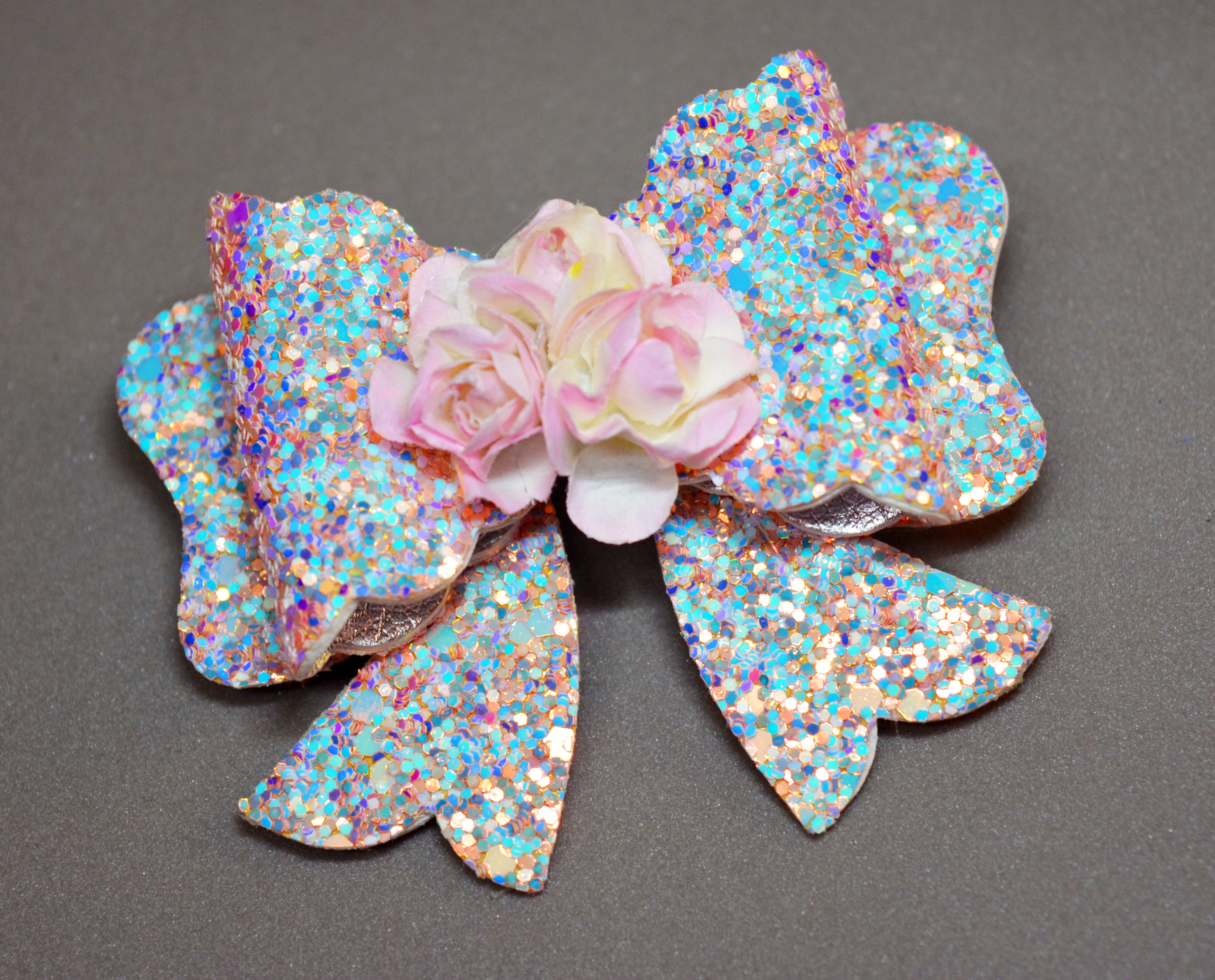 Scalloped Bow Clip - White