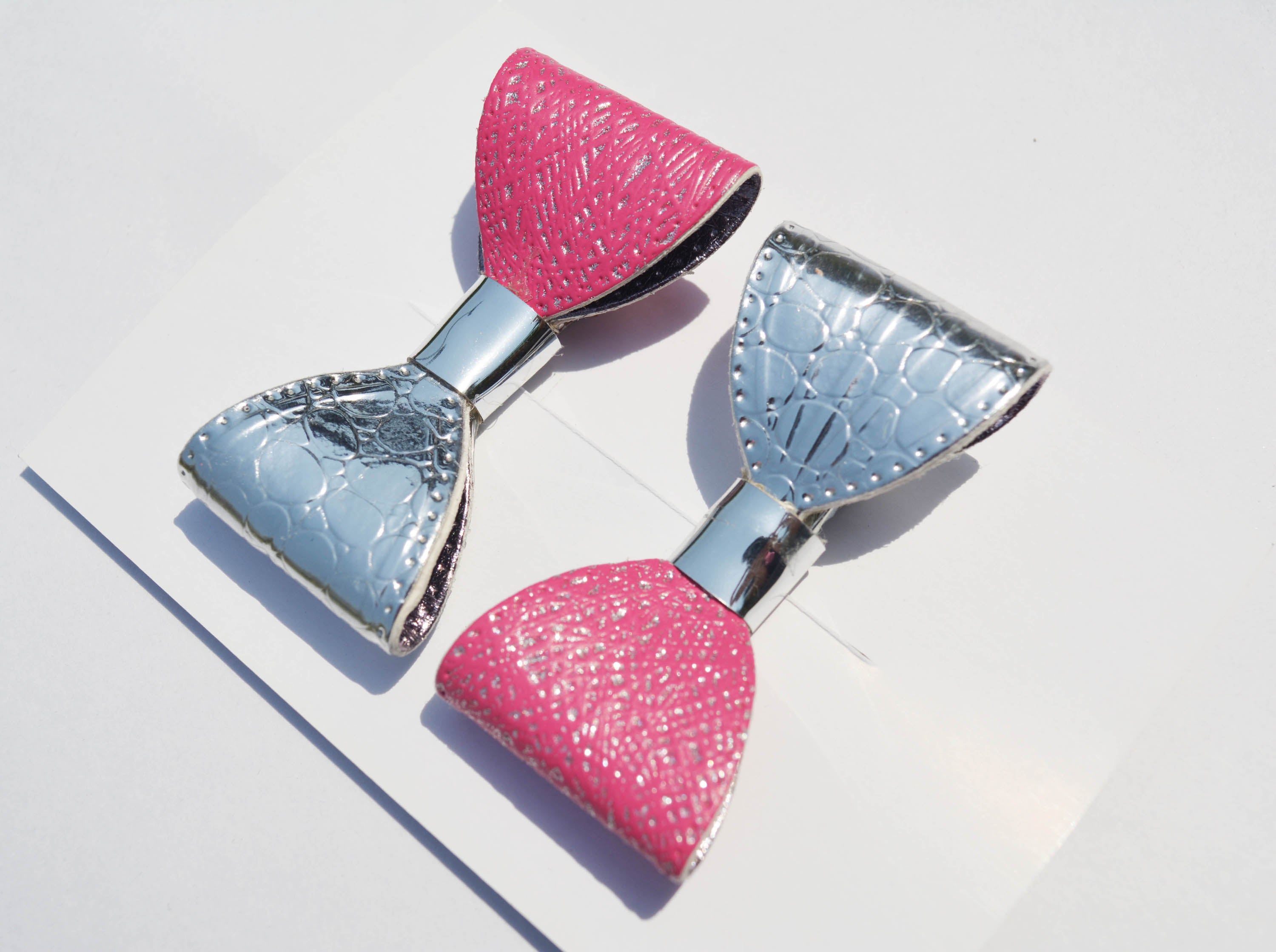 Rolling Stone Alligator Clip Pair - Pink