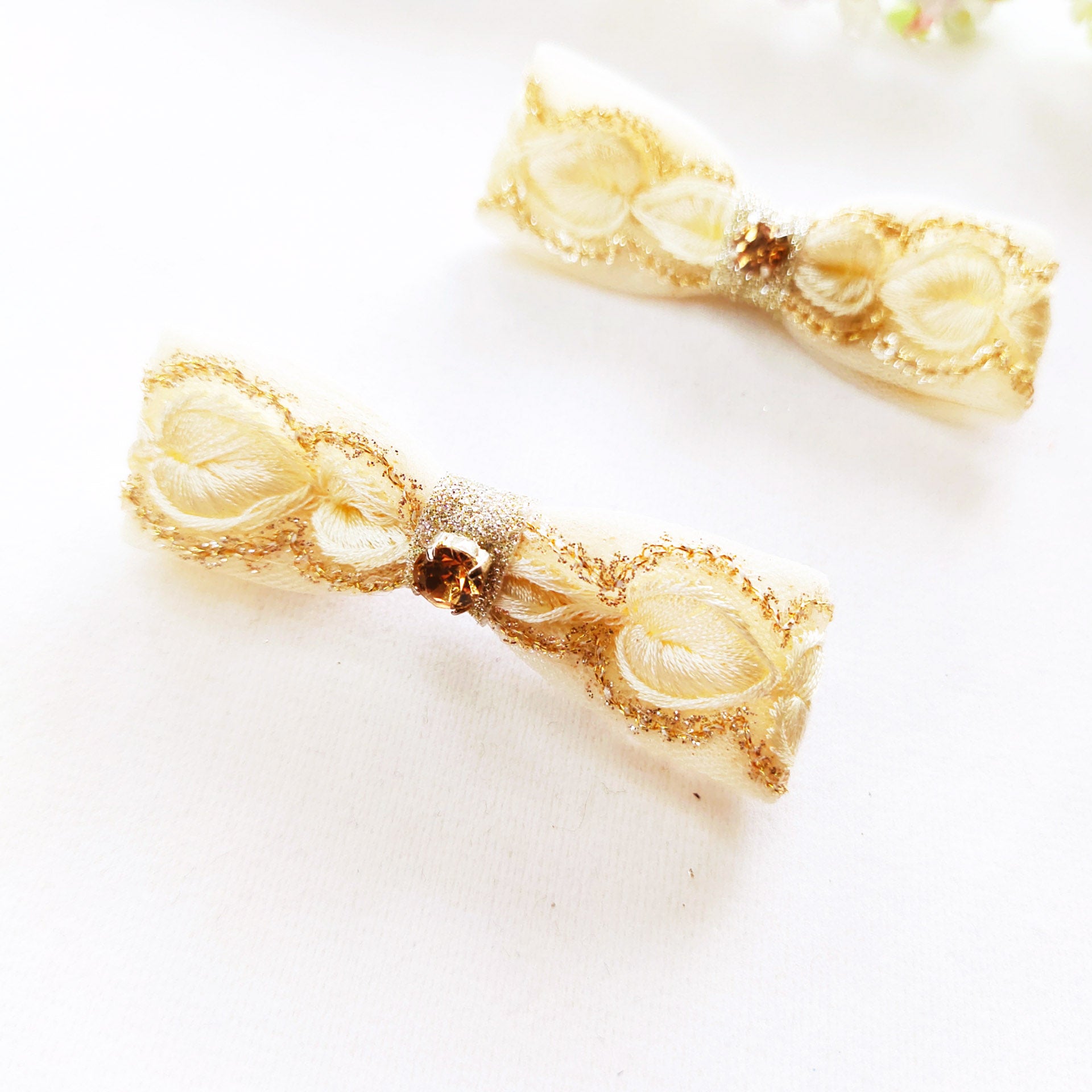 Intricate Lace Alligator Clip Pair - Cream